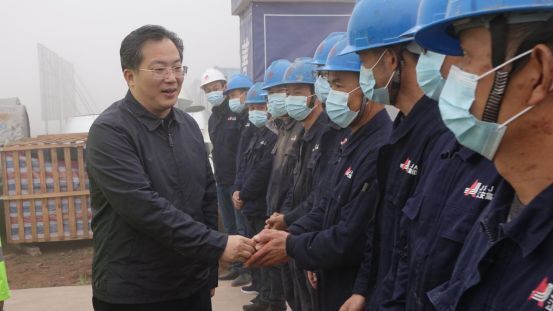 市委书记范波看望慰问凯盛（自贡）太阳能材料项目建设施工人员